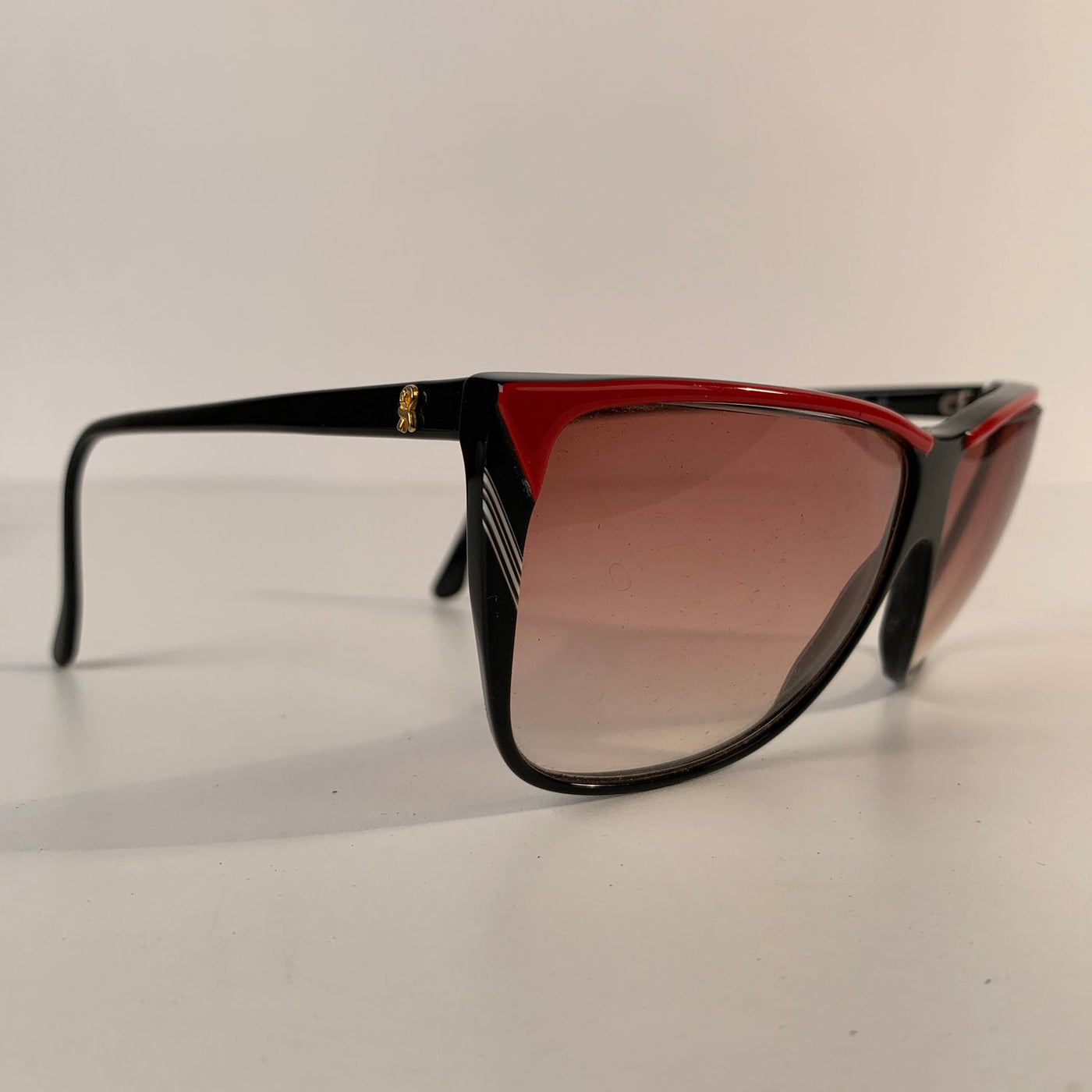 Roberta di Camerino Vintage Black and Red Cat Eye Sunglasses R56